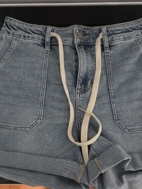 Judy Blue Light Blue Denim Cuffed Shorts. Size large.